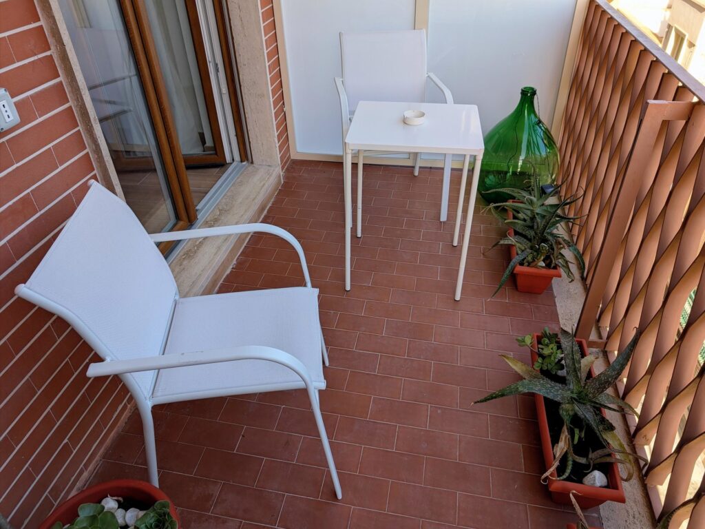 Balcone privato arredato con tavolino, sedie e piante, Camera Porta Napoli, B&B a Lecce