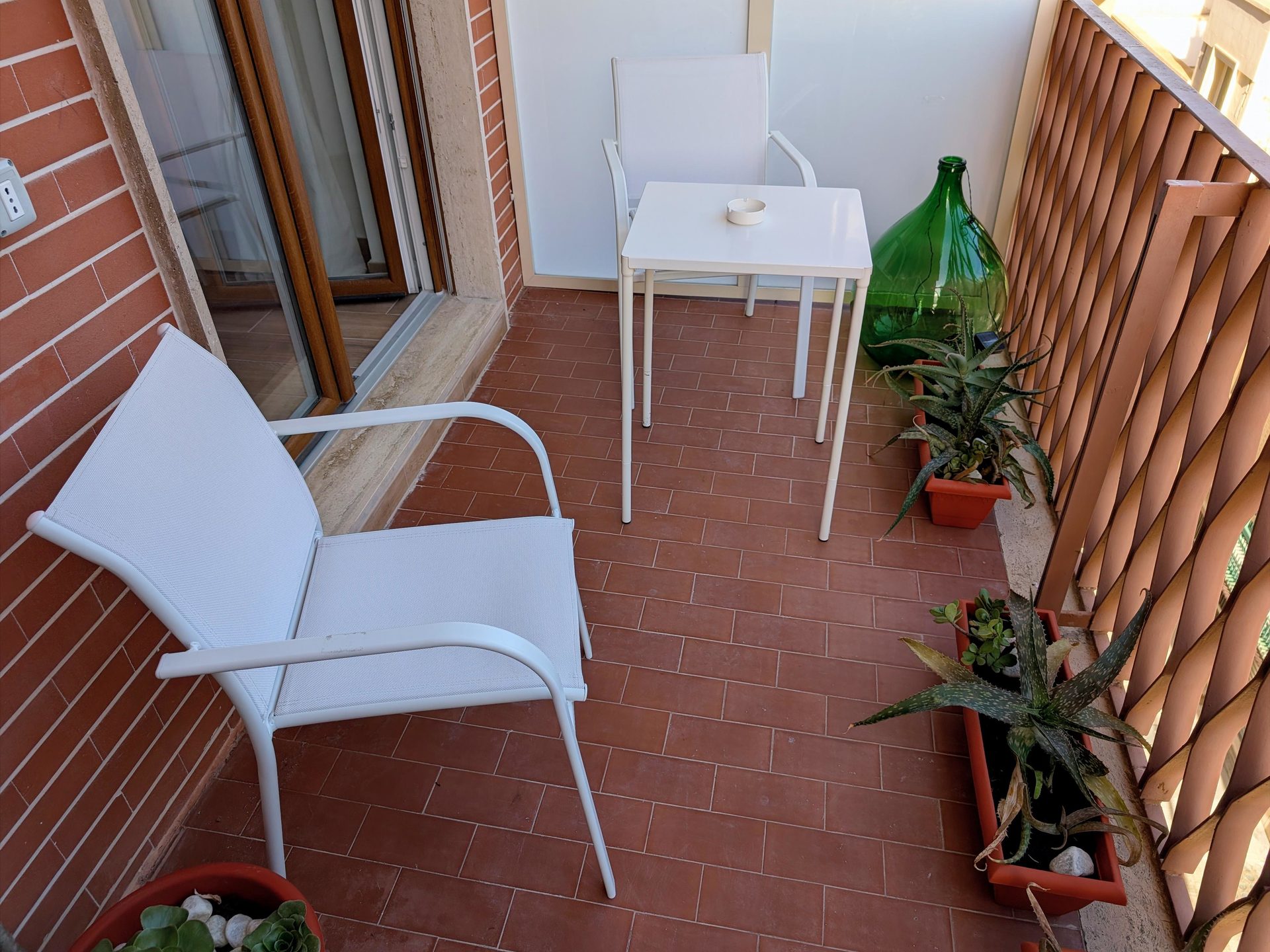 Balcone privato arredato con tavolino, sedie e piante, Camera Porta Napoli, B&B a Lecce