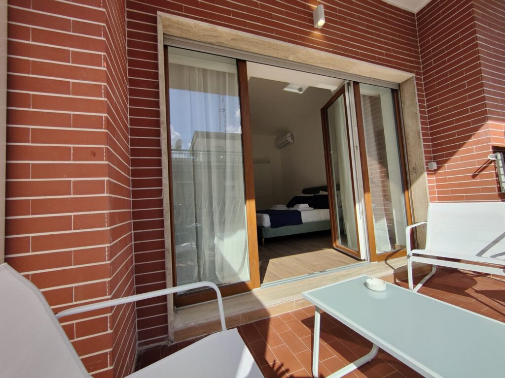 Balcone privato con vetrata aperta sulla camera matrimoniale del B&B a Lecce