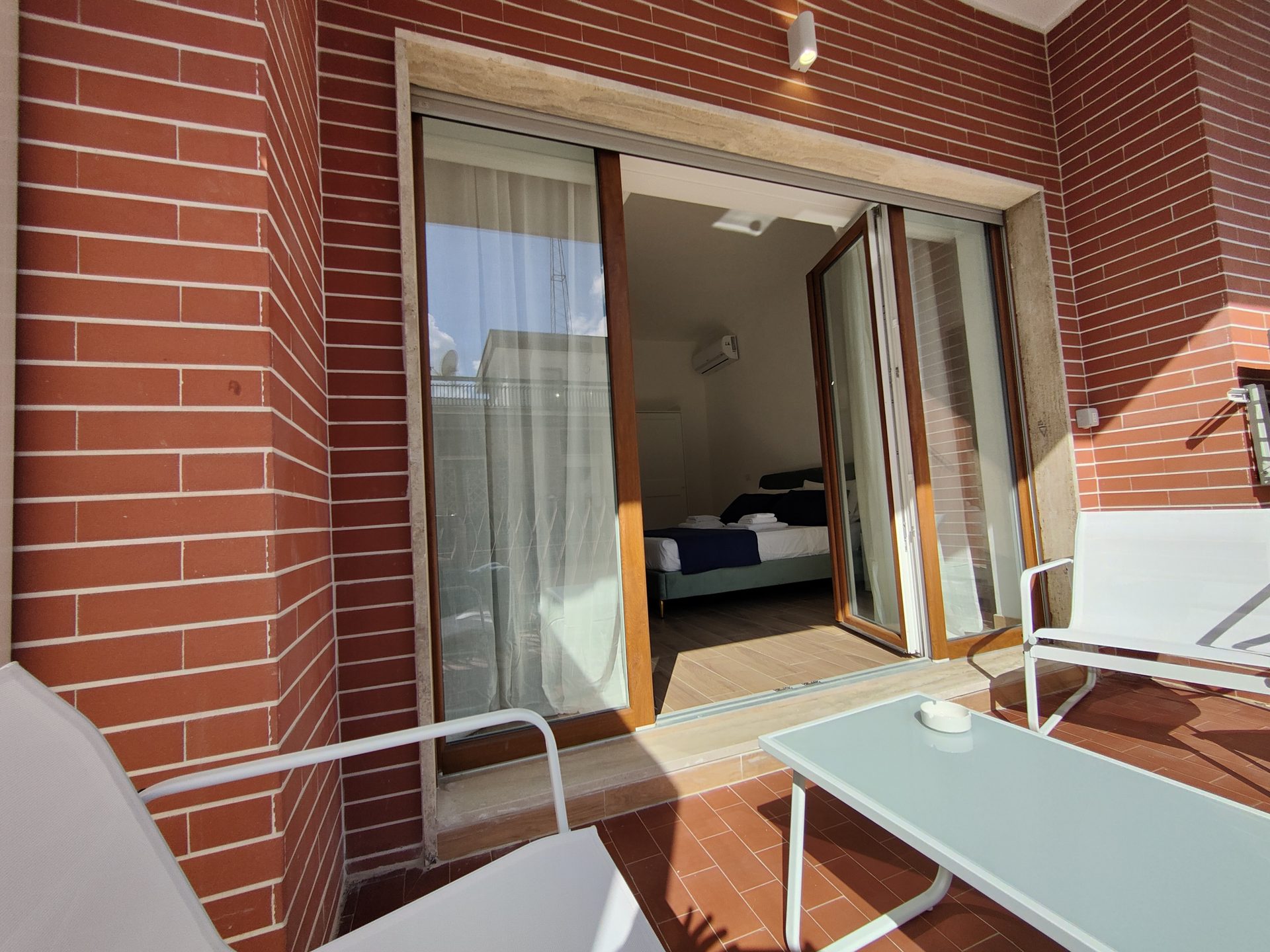 Balcone privato con vetrata aperta sulla camera matrimoniale del B&B a Lecce