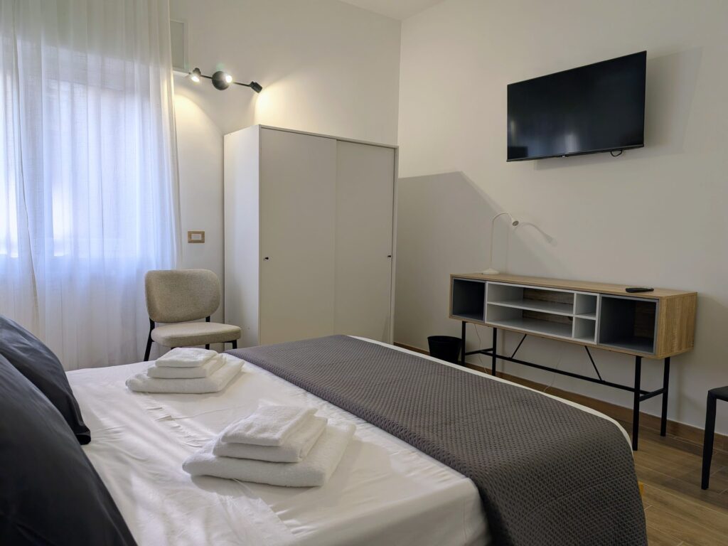 Camera Porta San Martino con scrivania, Smart TV a parete e armadio a ante scorrevoli, B&B a Lecce