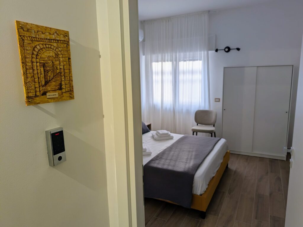 Ingresso della Camera Porta San Martino con serratura a codice e quadro dell'antica porta, B&B a Lecce