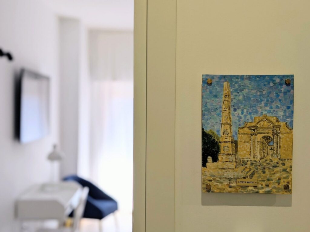Quadro dipinto a mano di Porta Napoli all'ingresso della camera, B&B a Lecce