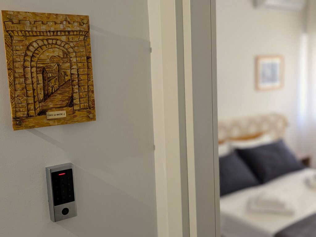 Quadro dipinto a mano dell'antica Porta San Martino accanto all'ingresso della camera, B&B a Lecce